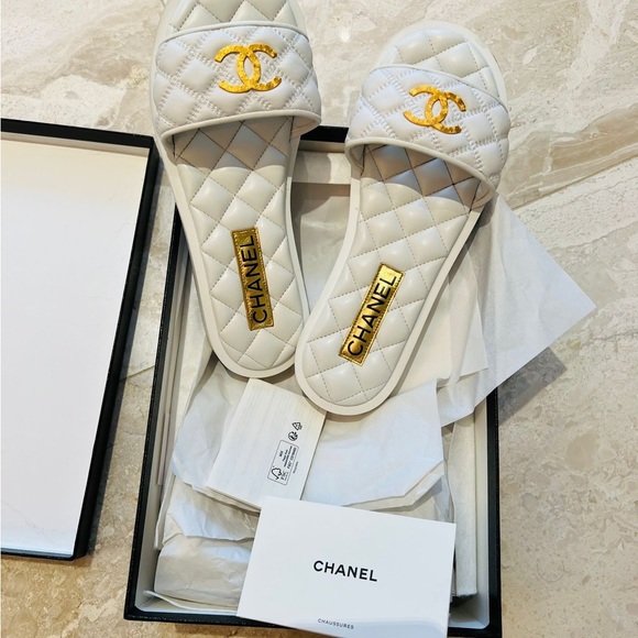 Chanel CC Logo Slides - Picture 5 of 11